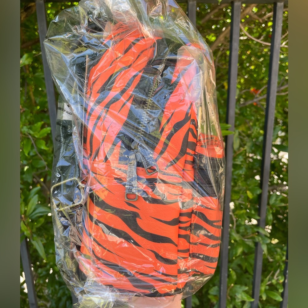 🧡 BNWT Loungefly Tigger Backpack - Picture 4 of 6